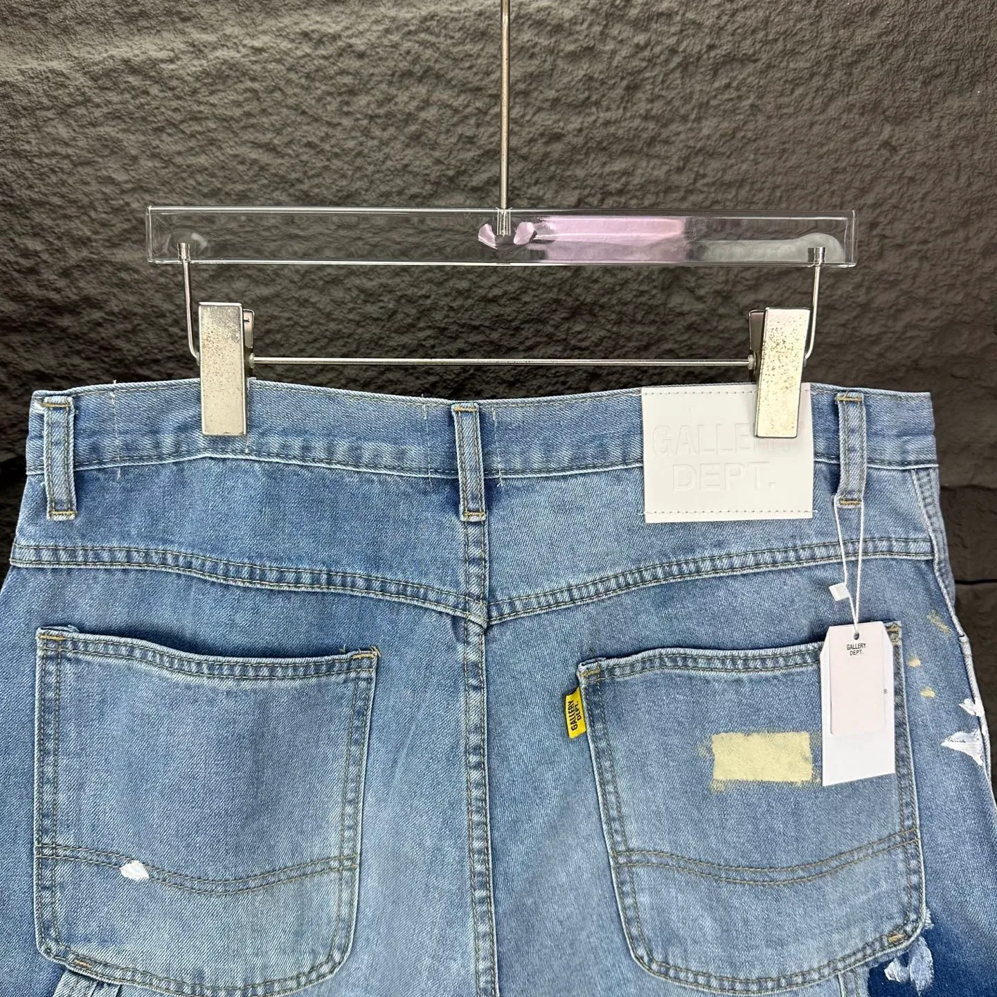 P200 GALLERY DEPT. 2025 new knife-cut splicing hand-painted couple style washed loose denim shorts 🔥High version🔥High version🔥 Top ceiling quality Styles with different washed textures are very friendly to people with thin legs and thick legs. The straight version is very flattering to the leg shape. Moderate length that never goes out of style, easy to match with casually, basic styling for various styles, a must-have in the wardrobe! The fabric is stiff but also makes the upper body soft without losing texture. The washing process is even more perfect. It is a must-have item for everyone! ! ! Washed wheat, hang tag, pants label, complete with three labels Color: light blue Size: 28, 30, 32, 34, 36 (five sizes)